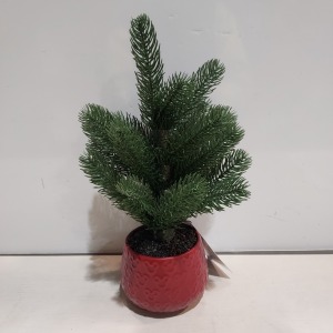 92 X BRAND NEW SMALL DECORATIVE XMAS TREES