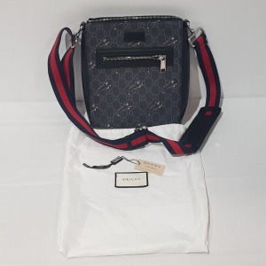 1 X BLACK SHOULDER BAG WITH LONG STRAP, GUCCI BRANDED IN BAG (P)