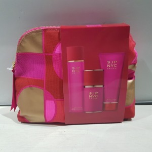 8 X BRAND NEW SARAH JESSICA PARKER GIFT BAGS TO INCLUDE BODY MIST, BODY LOTION AND 100ML EDP SPRAY