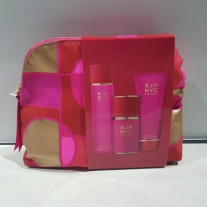 7 X BRAND NEW SARAH JESSICA PARKER GIFT BAGS TO INCLUDE BODY MIST, BODY LOTION AND 100ML EDP SPRAY