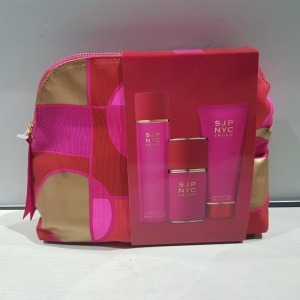 7 X BRAND NEW SARAH JESSICA PARKER GIFT BAGS TO INCLUDE BODY MIST, BODY LOTION AND 100ML EDP SPRAY