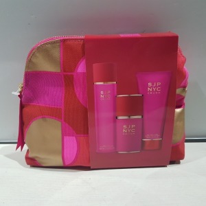 7 X BRAND NEW SARAH JESSICA PARKER GIFT BAGS TO INCLUDE BODY MIST, BODY LOTION AND 100ML EDP SPRAY