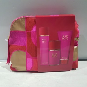 7 X BRAND NEW SARAH JESSICA PARKER GIFT BAGS TO INCLUDE BODY MIST, BODY LOTION AND 100ML EDP SPRAY