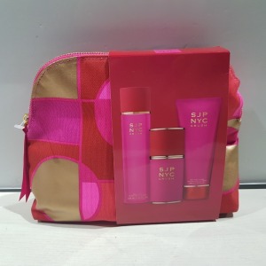 7 X BRAND NEW SARAH JESSICA PARKER GIFT BAGS TO INCLUDE BODY MIST, BODY LOTION AND 100ML EDP SPRAY