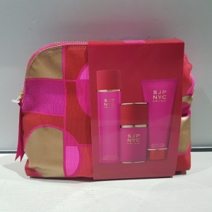 7 X BRAND NEW SARAH JESSICA PARKER GIFT BAGS TO INCLUDE BODY MIST, BODY LOTION AND 100ML EDP SPRAY