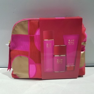 7 X BRAND NEW SARAH JESSICA PARKER GIFT BAGS TO INCLUDE BODY MIST, BODY LOTION AND 100ML EDP SPRAY