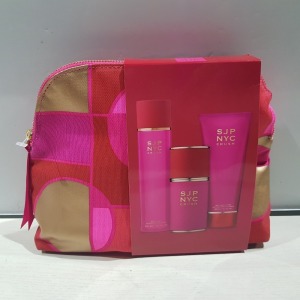 7 X BRAND NEW SARAH JESSICA PARKER GIFT BAGS TO INCLUDE BODY MIST, BODY LOTION AND 100ML EDP SPRAY