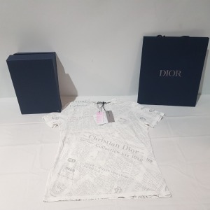 1 X BRAND NEW WITH TAGS IN BOX DIOR / DANIEL ARSHAM TSHIRT IN WHITE IN SIZE L, WITH GIFT BOX AND RIBBON (P)