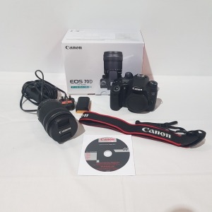 1 X BRAND NEW BOXED CANON EOS 70D (W) WITH LENS, HOLDING CABLE, INSTRUCTION MANUELS AND CHARGER (P)