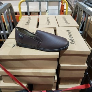 APPROX 50 X BRAND NEW BOXED OAKENWOOD BROWN MENS PVC TWIN GUSSET SHOES IN SIZES 11 AND 12