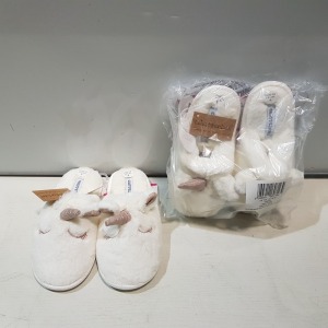 60 X BRAND NEW FACTORY SEALED GIRLS SLIPPERS IN CREAM AND PINK IN VARIOUS SIZES, IN 6 BOXES