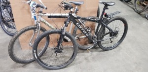 2X MIXED BIKE LOT TO INCLUDE 1X CARRERA 45CM FRAME MOUNTAIN BIKE - 1X CLAUD BUTLER 45CM FRAME