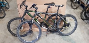 2X MIXED BIKE LOT TO INCLUDE 1X TREK 45CM BIKE - 1X UNBRANDED BIKE 50CM FRAME