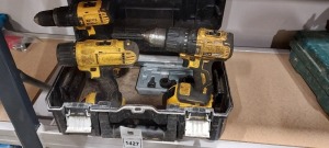 3 X PIECE MIXED DE WALT DRILL LOT TO INCLUDE 2X COMBI DRILLS WITH 4AH BATTERIES - 1X DE WALT TORCH WITH 2.0 AH BATTERIES AND CARRY CASE