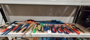 26 X PIECE MIXED TOOL LOT TO INCLUDE SITE MATE CLAW HAMMERS -V DRAPER FENCING PLIERS - IRWIN JACK SAWS - SPEAR AND JACKSON SAWS - SPEAR AND JACKSON SECATEURS - FORGE MASTER DRILL BIT ETC