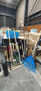 27 X PIECE MIXED GARDEN TOOL LOT TO INCLUDE VARIOUS SPADES/SHOVELS/FORKS - CALDWELLS AXES - PICK MATTOCKS - SLEDGEHAMMER - VARIOUS RAKES - LAWN SHEARS ETC (PLEASE NOTE SOME BRAND NEW SOME NOT)