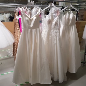 3 X PIECE BRAND NEW MIXED WEDDING DRESS LOT TO INCLUDE 1 X LINZI JAYNE IVORY WEDDING DRESS SIZE 10 - 1 X GEORGIA BRIDAL DESTINY IVORY DRESS IN SIZE 10 RRP £2095 - 1 X LINZI JAYNE DANI IVORY DRESS SIZE 10 RRP £1795 *** NOTE: ASSETS LOCATED IN BLACKBURN - C