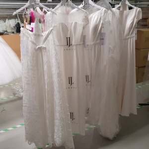 5 X PIECE BRAND NEW MIXED GEORGIA BRIDAL WEDDING DRESS LOT TO INCLUDE 1X CREPE SWEETHEART FISHTAIL WITH JEWELS IVORY DRESS SIZE 10 - 2 X CREPE GOWN PEARL CAP SLEEVE KEYHOLE BACK IVORY DRESS IN SIZE 10 - 1 X BAILEY IVORY DRESS SIZE 16 ETC *** NOTE: ASSETS 