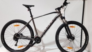 SCOTT BIKE ASPECT 950 BIKE SLATE GREY MODEL: 280560 SIZE: XL ORIG RRP: £599 ASPECT 700/900 ALLOY FRAME SUNTOUR XCT30-HLO 100MM SHIMANO ALTUS 18 SPEED TEKTRO HYDRAULIC DISC BRAKES KENDA BOOSTER SEE ALL IMAGES FOR DETAIL REGISTERED APPROVED BIDDERS CAN VIEW