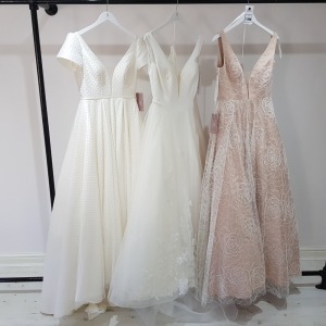 3 X BRAND NEW MIXED WEDDING DRESS LOT TO INCLUDE 1 X CHARLOTTE BRIDAL LILY IV/MOC COLOUR WEDDING DRESS NO SIZE STATED £850 - 1 X GEORGIA BRIDAL BONITA IVORY WEDDING DRESS SIZE 10 £650 - 1 X GEORGIA BRIDAL CLARABELL IVORY WEDDING DRESS SIZE 8 £635 *** NOTE