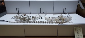 50 X PIECE BRAND NEW MIXED LINZI JAYNE WEDDING ACCESSORIES LOT TO INCLUDE DIAMANTE CRYSTAL FLOWER TIARA - DIAMANTE STRIP PATTERN BROWBAND - PEARL AND LACE CRYSTAL TIARA ETC *** NOTE: ASSETS LOCATED IN BLACKBURN - COLLECT IN PERSON ONLY - BOOK SEPARATE COL