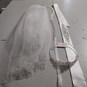 50 X PIECE BRAND NEW MIXED LINZI JAYNE WEDDING ACCESSORIES LOT TO INCLUDE FLOWER DETAIL VAILS - PEARL AND LACE CRYSTAL TIARAS - NARROW BEADED ORGANZA BELTS ETC *** NOTE: ASSETS LOCATED IN BLACKBURN - COLLECT IN PERSON ONLY - BOOK SEPARATE COLLECTION TIME