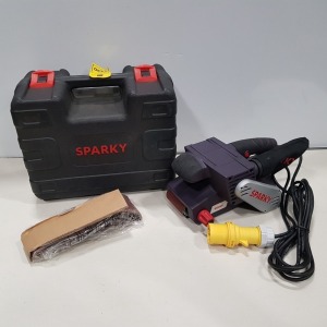 1 X SPARKY PROFFESIONAL 900W BELT SANDER - 110V - INCLUDES SPARE SANDPAPER - IN A CARRY CASE