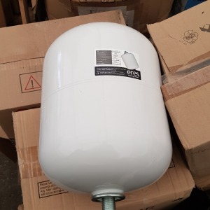 20 X BRAND NEW REFLEX EXPANSION VESSEL TANKS - ALL IN VARIOUS COLOURS SOME 10 L / SOME 12 L