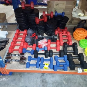 60 + BRAND NEW MIXED WEIGHT LOT CONTAINING VARIOUS PLASTIC WEIGHT PLATES IN SIZES 1.25KG AND 2,5KG, MIXED LONSDALE DUMBBELLS IN SIZES 1,2 ND 3KG, PLASTIC DUMBBELL BARS WITH PLASTIC TOPPERS, ETC ON HALF A BAY