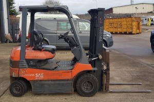 TOYOTA ELECTRIC FORKLIFT TRUCK ( MODEL : 7FB20 ) YOF : 2002 SERIAL NUMBER : 7FB25017440 HOURS :5774.77 CAPACITY : 2000 KG DOUBLE MAST WITH CASCADE SIDE SHIFT AND CHARGER