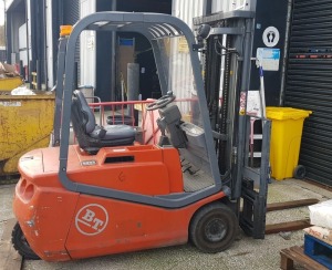 BT ELECTRIC FORKLIFT NO MODEL PLATE WITH CASCADE SIDE SHIFT DOUBLE MAST INCLUDES CHARGER ( PLEASE NOTE NOT WORKING - PROBLEM UNKNOWN )