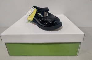 40 X BRAND NEW SKYROCKET GIRLS BLACK SCHOOL SHOES WITH CAT SYMBOL IN SIZES UK 6 AND 7 IN 4 BOXES