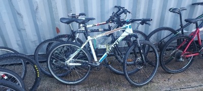 3 X MIXED MOUNTAIN BIKE LOT CONTAINING 1 GIANT VEBELS , 1 FALCON STEALTH , 1 ROCKRIDER.