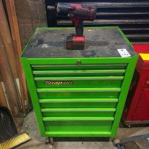 2 X MIXED LOT CONTAINING 1 SNAP-ON IMPACT DRILL WITH BATTERY AND 1 SNAP - ON 7 DRAWER ROLLING TOOL CHEST