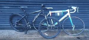 2 X MIXED BIKE LOT CONTAINING 1 CARRERA ROAD BIKE 8 GEARS SIZE 55CM AND 1 CARRERA MOUNTAIN BIKE 24 GEARS SIZE 47CM