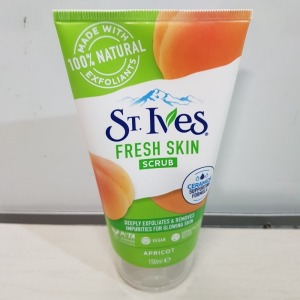 66 X BRAND NEW ST.IVES FRESH SKIN SCRUB - DEEPLY EXFOLIATES AND REMOVES IMPURITIES FOR GLOWING SKIN 150ML - APRICOT