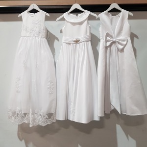 10 X BRAND NEW LINZI JAY KIDS WHITE DRESSES IN FLORAL DESIGN & PLAIN WHITE IN SIZES 9/ 8/ 6 /10