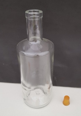 250 X BRAND NEW TITUS 70CL CORK MOUTH GLASS BOTTLES HEIGHT 25CM - ON 1 PALLET (NOTE: NO CORKS/CAPS)
