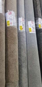 1 X PART ROLL OF HIGH QUALITY STAIN FREE - SAXONY HESSIAN BACKING CARPET IN LIGHT LIGHT GREY COLOUR APPROX 4.20 X 4 METER ROLL