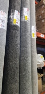 1 X PART ROLL OF HIGH QUALITY STAIN FREE - SAXONY CARPET IN LIGHT GREY COLOUR APPROX 4.10 X 4 METER ROLL