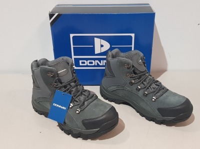 25 X BRAND NEW DONNAY SUEDE HI SN99 BOOTS IN GREY AND BLACK IN SIZE 8 - (PLEASE NOTE - WE HAVE IDENTIFIED SOME MINOR MANUFACTURING IMPERFECTIONS ON EXAMINATION SEE SUPPLEMENTARY IMAGE AND BID ACCORDINGLY)