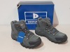 25 X BRAND NEW DONNAY SUEDE HI SN99 BOOTS IN GREY AND BLACK IN SIZE 7- 8 - (PLEASE NOTE - WE HAVE IDENTIFIED SOME MINOR MANUFACTURING IMPERFECTIONS ON EXAMINATION SEE SUPPLEMENTARY IMAGE AND BID ACCORDINGLY)