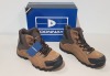 29 X BRAND NEW DONNAY SUEDE HI SN99 BOOTS IN BROWN AND BLACK IN SIZES 6.5 - 7 - 8 - 9 - (PLEASE NOTE - WE HAVE IDENTIFIED SOME MINOR MANUFACTURING IMPERFECTIONS ON EXAMINATION SEE SUPPLEMENTARY IMAGE AND BID ACCORDINGLY)