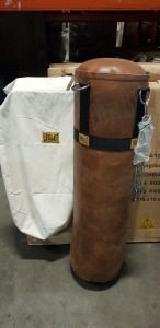 1 X BRAND NEW 4FT EVERLAST 1910 LEATHER HEAVY BAG - 100 LBS - INCLUDES LIFTING CHAINS AND PROTECTIVE SLEEVES - NO BOX
