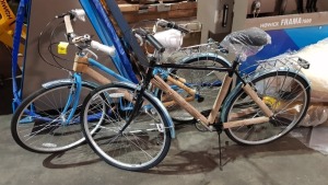 2 X SCHWINN WAYFARER 500 BICYCLES - 1 IN BABY BLUE AND 1 IN BLACK - 7 GEARS ( PLEASE NOTE NO PEDALS ON BLACK BIKE )