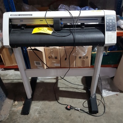 1 X GRAPHTEC CUTTING PLOTTER ( CE5000-60 ) ON STAND WITH POWER