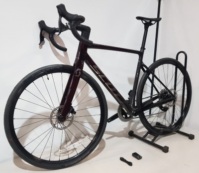 SCOTT ADDICT 10 ROAD BIKE MODEL: 290365 SIZE: M - 54CM ORIG RRP: £4299 ADDICT DISC HMF CARBON FRAME ADDICT HMF CARBON FORK SRAM RIVAL AXS DISC 24 SPEED SCHWALBE ONE TYRES CONDITION REPORT: CRACK IN SEATTUBE ADDICT SE FRAME SEE ALL IMAGES FOR DETAIL.