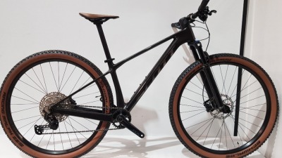 SCOTT BIKE SCALE 925 MODEL: 290169 SIZE: S ORIG RRP: £2099 SCALE CARBON HMF FRAME FOX 32 FLOAT RHYTHM 100MM FORK RIDELOC 2 / 3-POSITION REMOTE SHIMANO XT-SLX 12 SPEED SHIMANO DISC BRAKES SCHWALBE RACING FOLDABLE TYRES SEE ALL IMAGES FOR DETAIL
