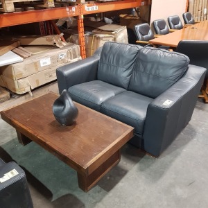 3 X PIECE MIXED FURNITURE LOT TO INCLUDE 1X 2 SEATER SOFA IN BLACK LEATHER STYLE - 1X BROWN WALNUT COFFEE TABLE - 1X BLACK TABLE ORNAMNET