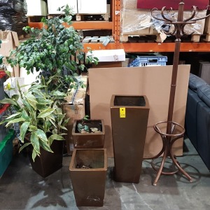 6 X PIECE MIXED FURNITURE LOT TO INCLUDE 4 X VARIOUS SIZED PLANT POTS 1 WITH PLANT - 1X LARGE ARTIFICIAL PLANT - 1X WOODEN COAT STAND